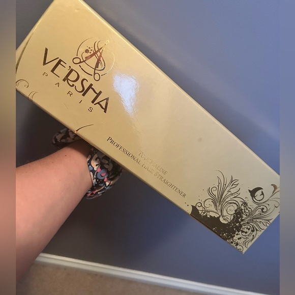 Versha Straightner In Gold Box - Picture 2 of 9